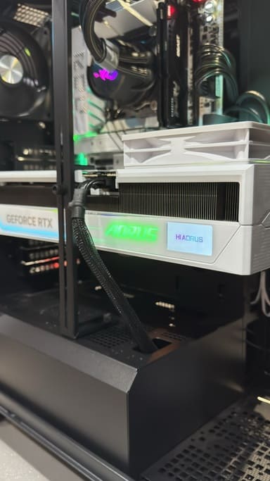 AORUS RTX 5090 顯卡特寫 LCD螢幕