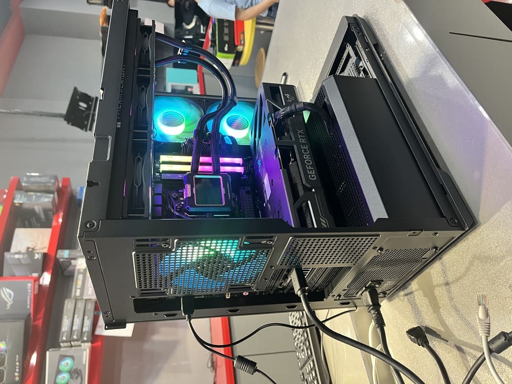 電腦主機背板與整體結構視角