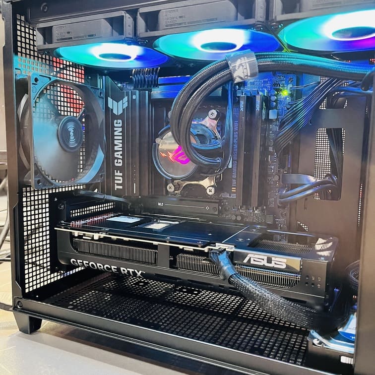 電腦內部近照 顯卡支撐與水管走向