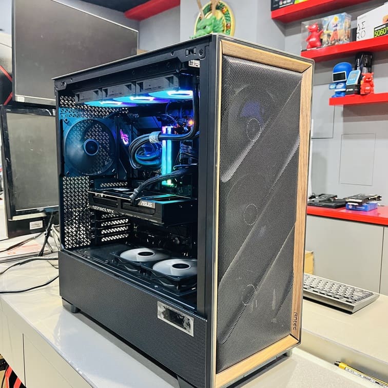 機殼側視角 展示胡桃木飾板與網孔