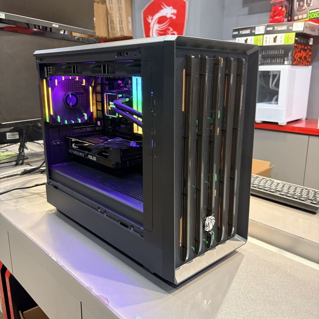 機殼內部斜視角，展示水冷頭與威剛RGB記憶體