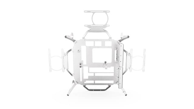 InWin Shift 主機板安裝托盤俯視圖，顯示背插開孔與走線位置