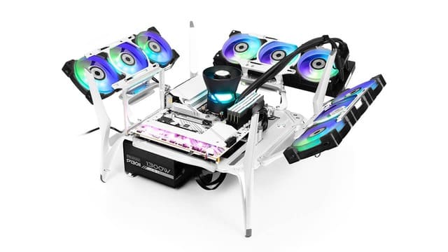 InWin Shift 組裝半成品，展示電源供應器安裝位置與水冷管路走向