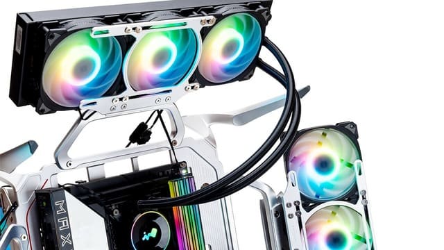 InWin Shift 頂部 360mm 水冷排安裝特寫，RGB 風扇細節