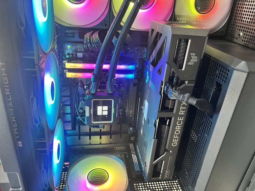 利民水冷頭LCD螢幕特寫 與 AMD CPU區域