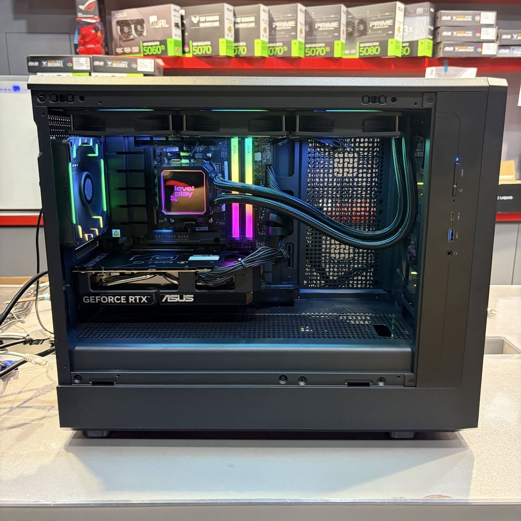 機殼側面全景照，展示內部組件與空間配置