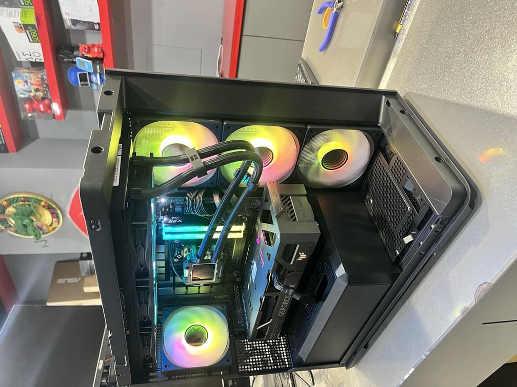 喬思伯 D300 電腦組裝成品照 斜側面視角