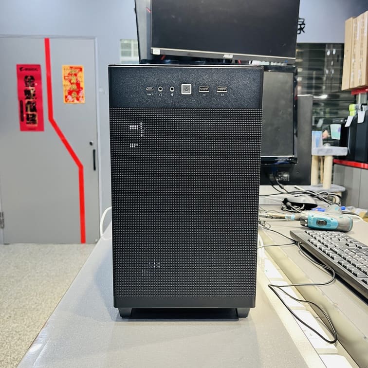 華碩 AP201 機殼正面特寫 網孔設計