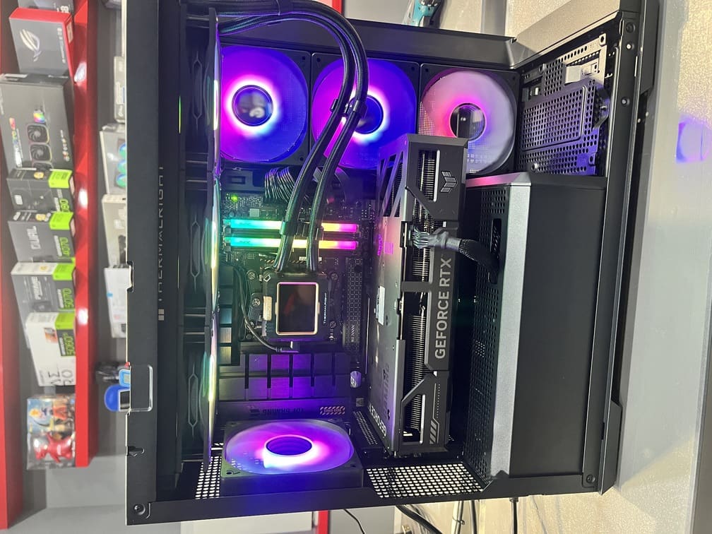 華碩 TUF RTX 5060 Ti 側面特寫