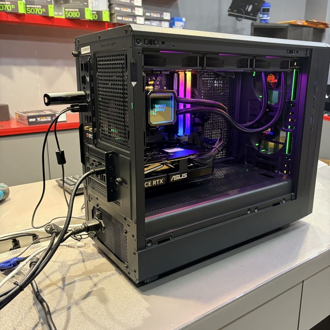 電腦主機開機後，整體RGB燈光效果展示