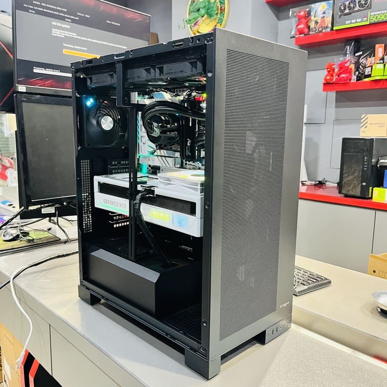 機殼斜側面視角 白色RTX 5090顯卡