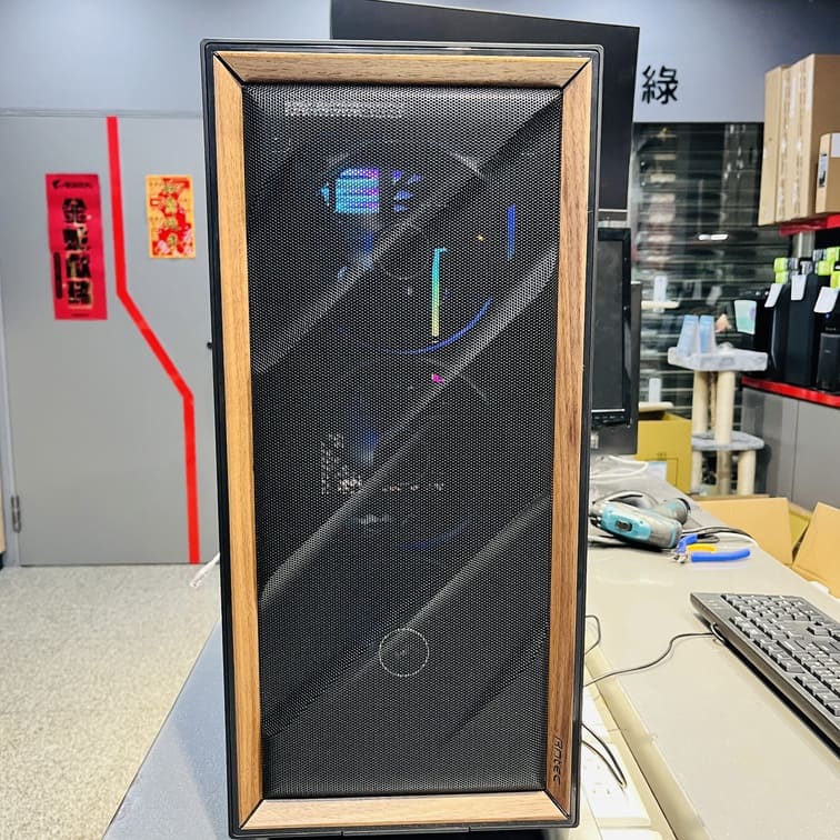 Antec FLUX PRO 機殼正面特寫 胡桃木邊框