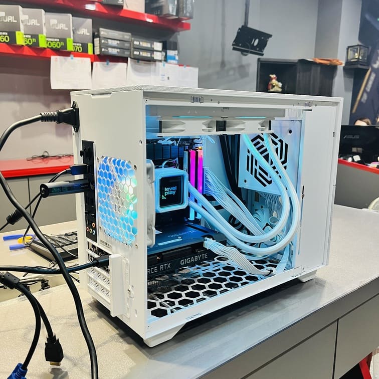 機殼內部整線特寫 白色線材梳理