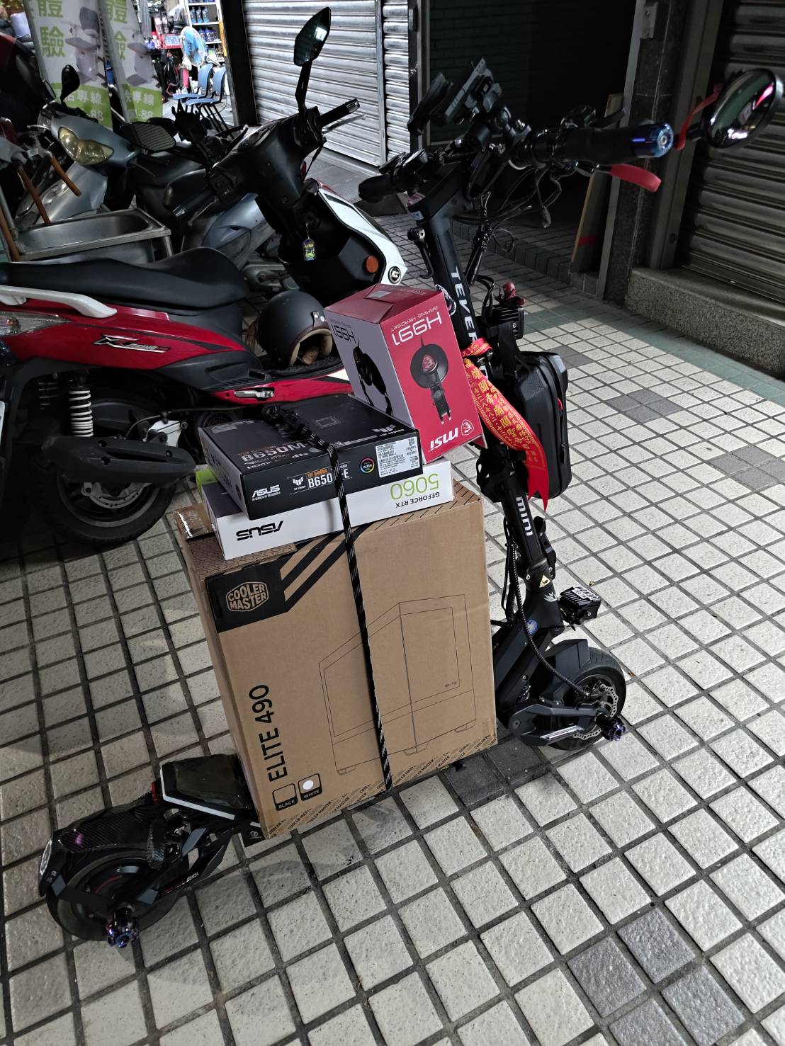 客戶將電腦主機固定在電動滑板車上的照片