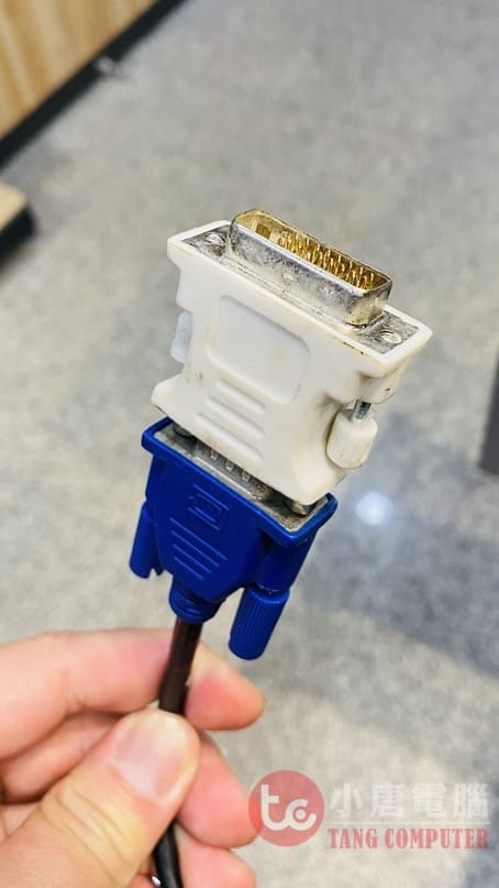 DVI轉VGA轉接頭特寫，白色DVI公頭轉藍色VGA母頭，適用於舊螢幕連接新電腦