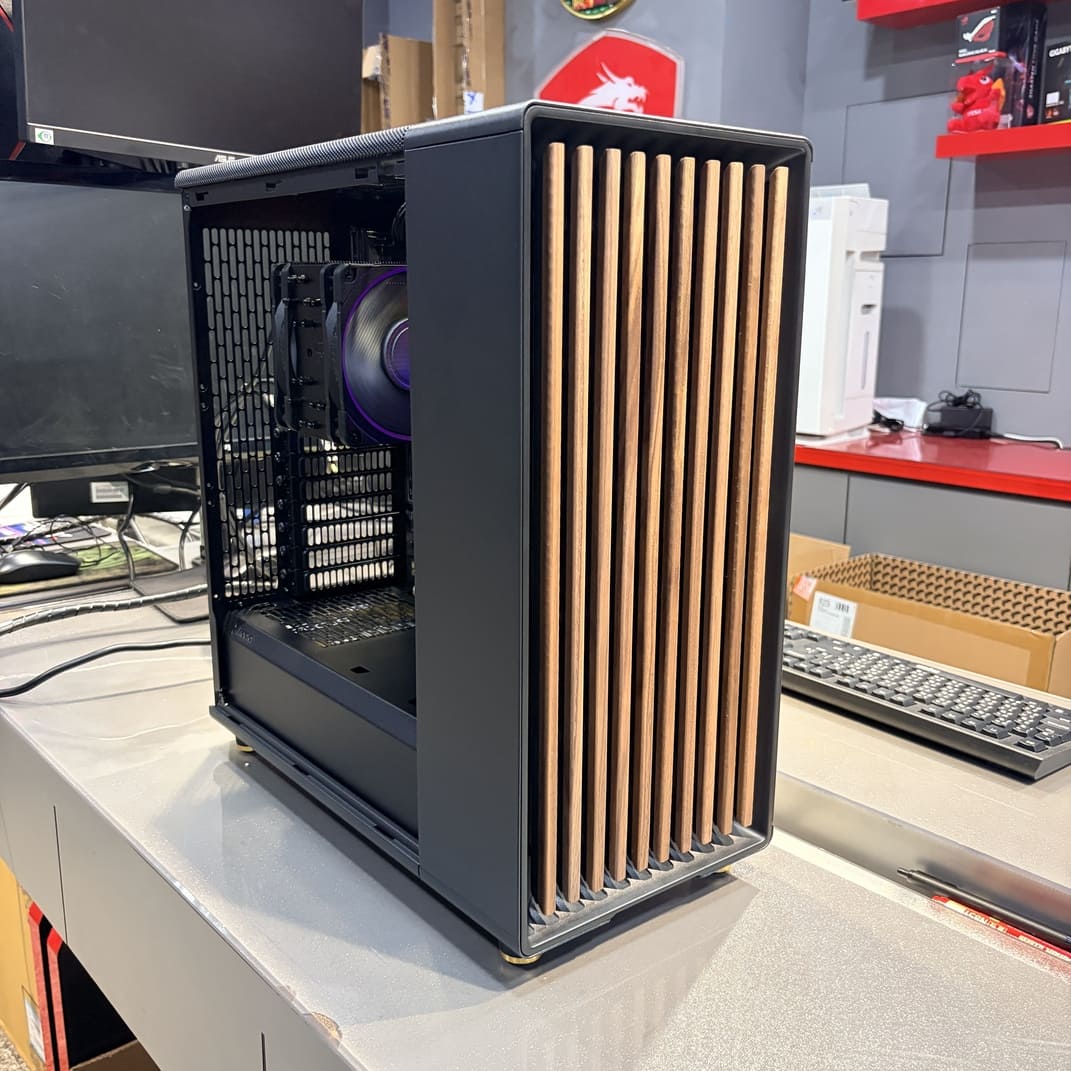 機殼側面全景照，展示貓頭鷹散熱器與內部組件