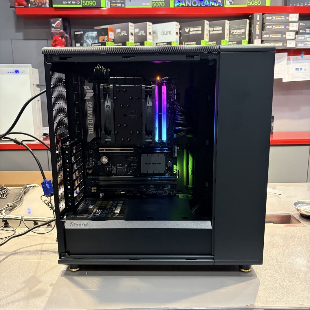 機殼內部特寫，聚焦於主機板、記憶體與散熱器