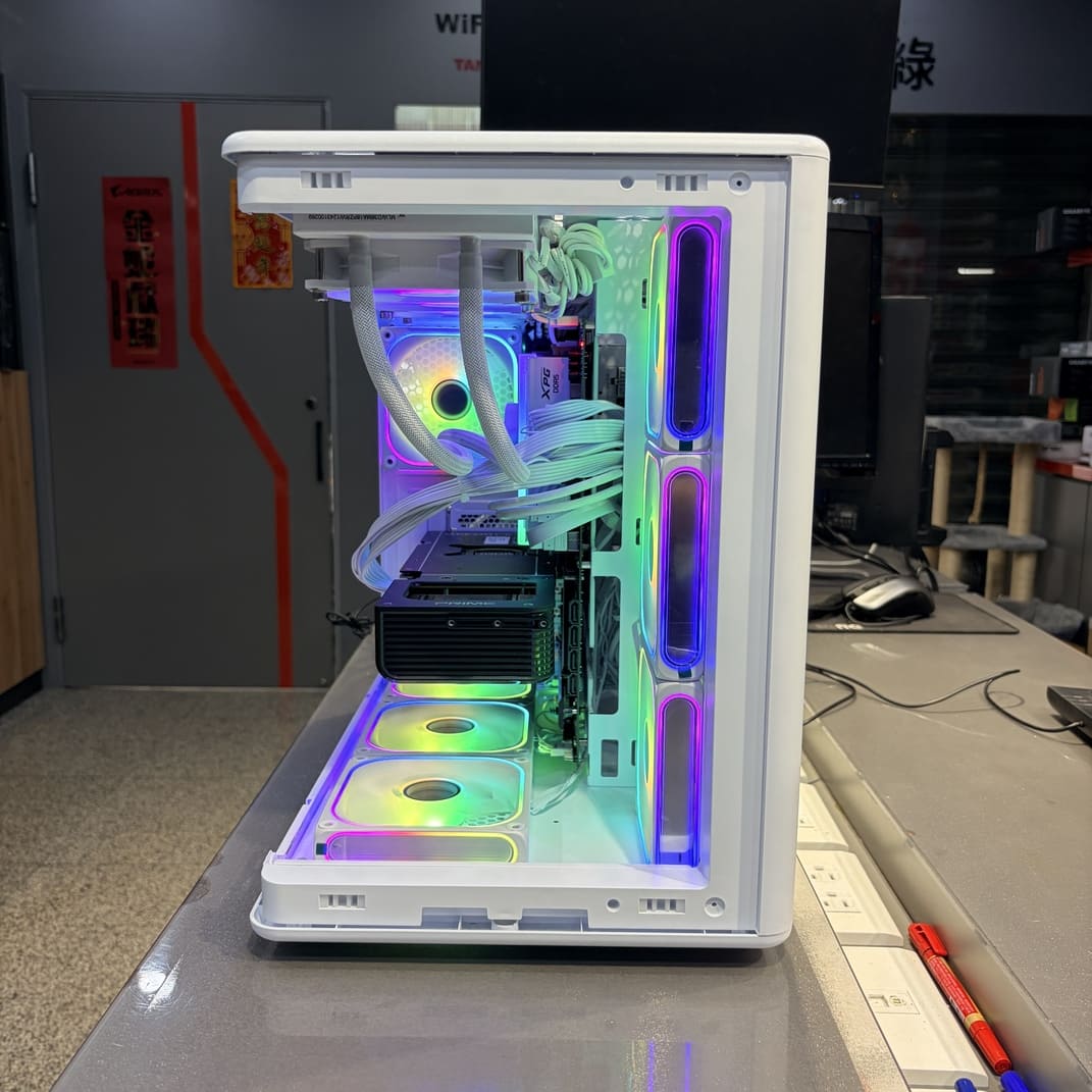 酷碼 Elite 600 白色曲面全景機殼正面照，展示無立柱玻璃