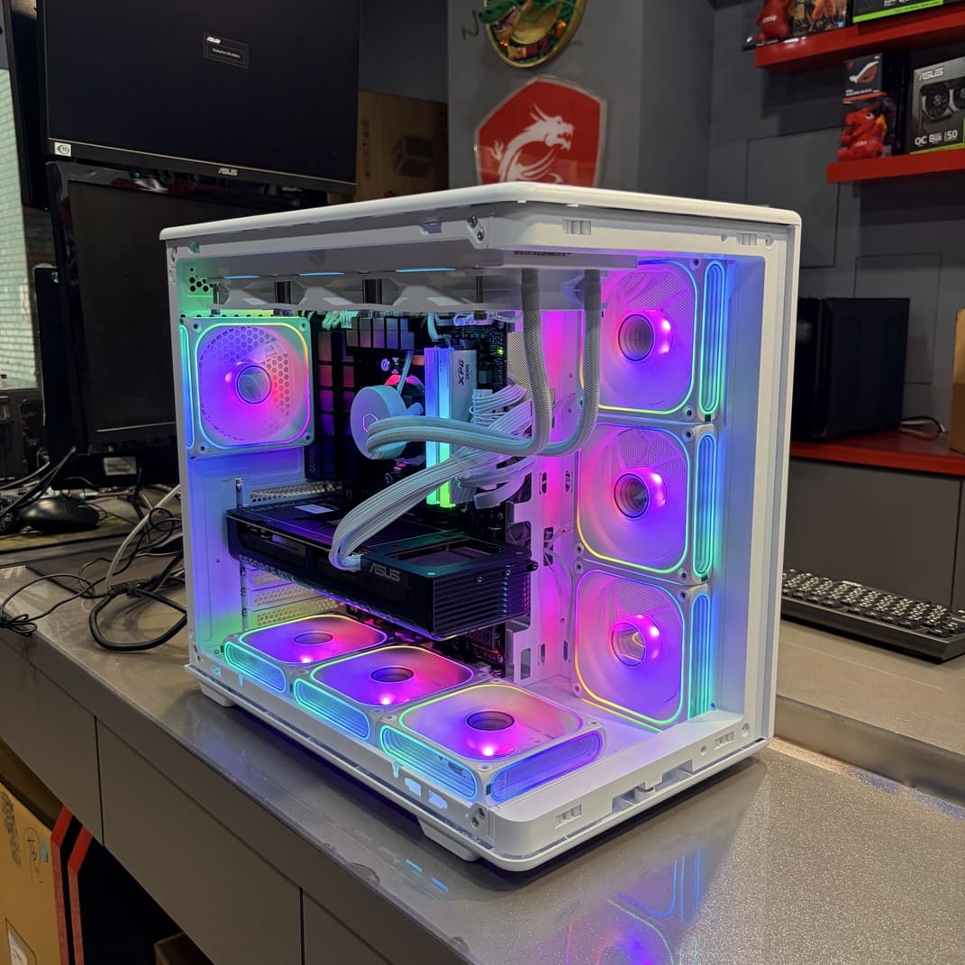 機殼內部斜視角，展示白色水冷與黑色主機板的對比