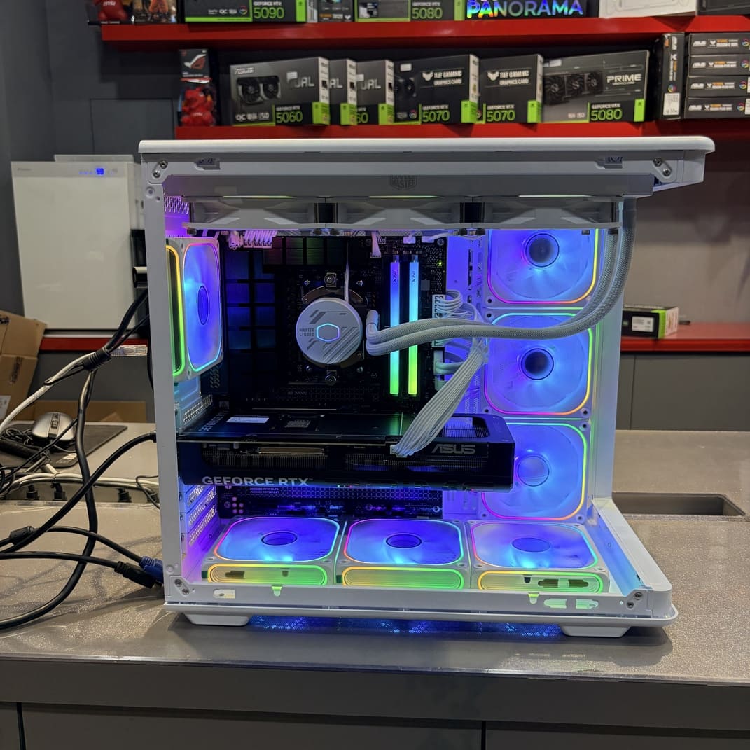 機殼內部平視，展示華碩 RTX 5080 顯卡