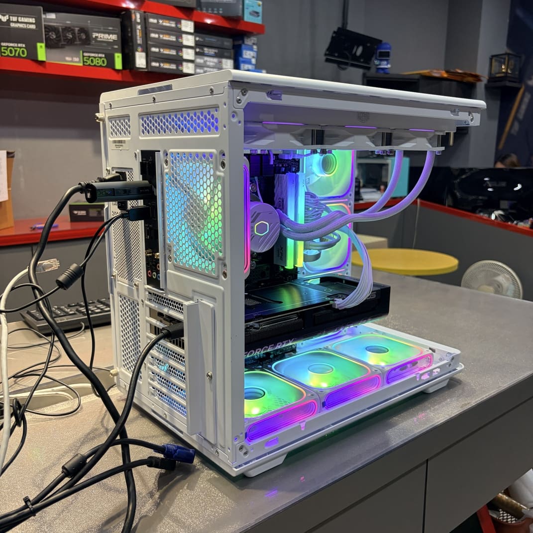 電腦主機後側視角，展示白色電源與背部理線