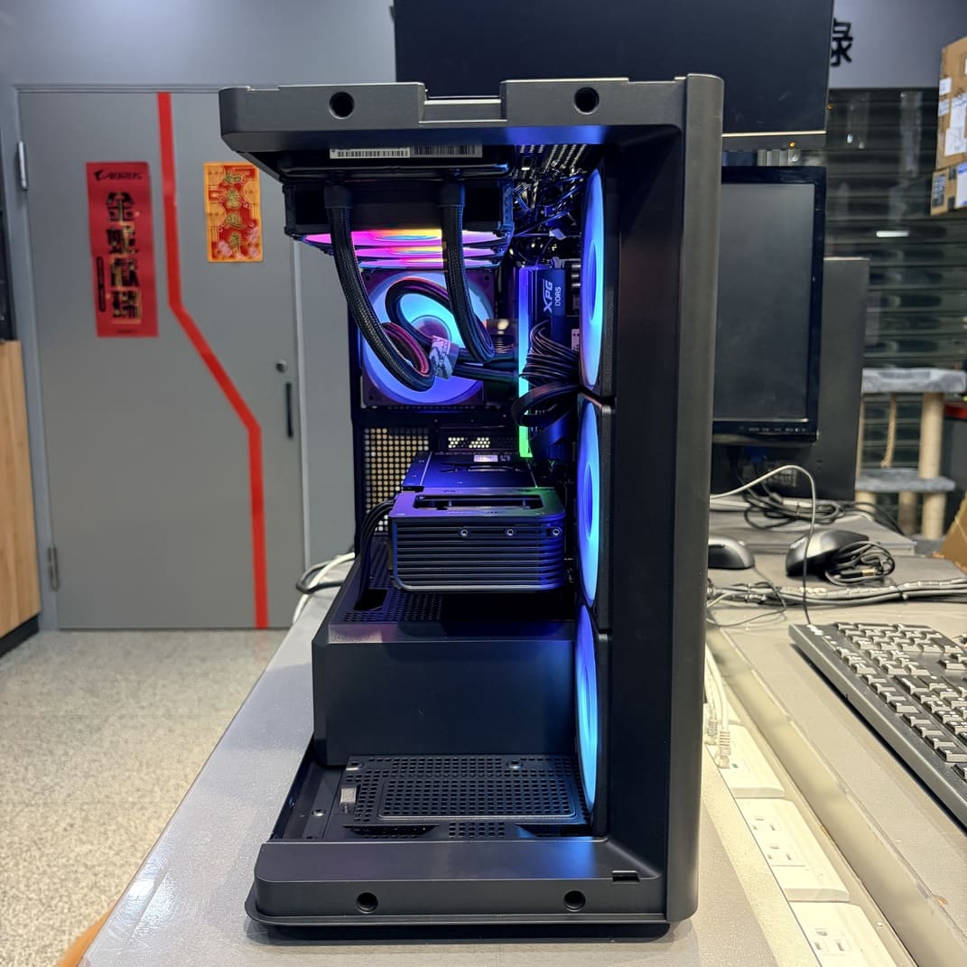 喬思伯 D300 黑色全景機殼正面照，展示內部組件