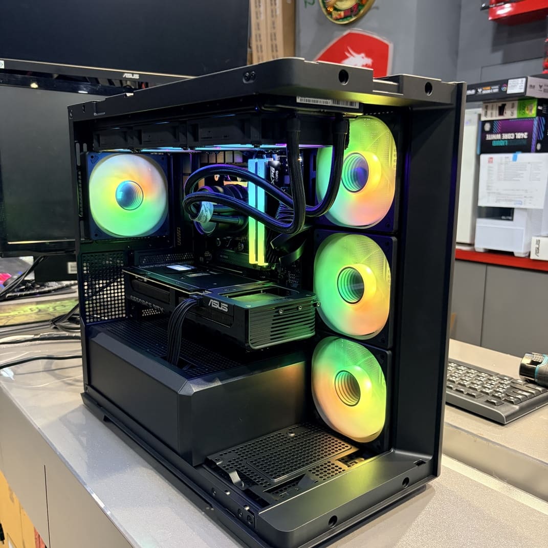 機殼內部斜視角，展示巨大的 RTX 5070 Ti 顯卡