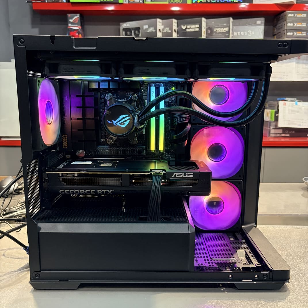 機殼內部上方視角，展示 ROG 360 水冷頭與冷排風扇