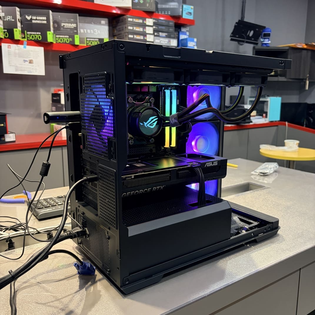 機殼內部特寫，聚焦於主機板與發光的記憶體