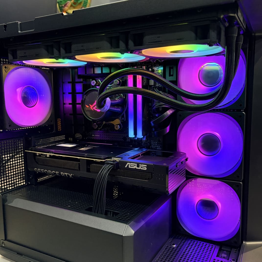 電腦主機開機後，整體 RGB 燈光效果展示