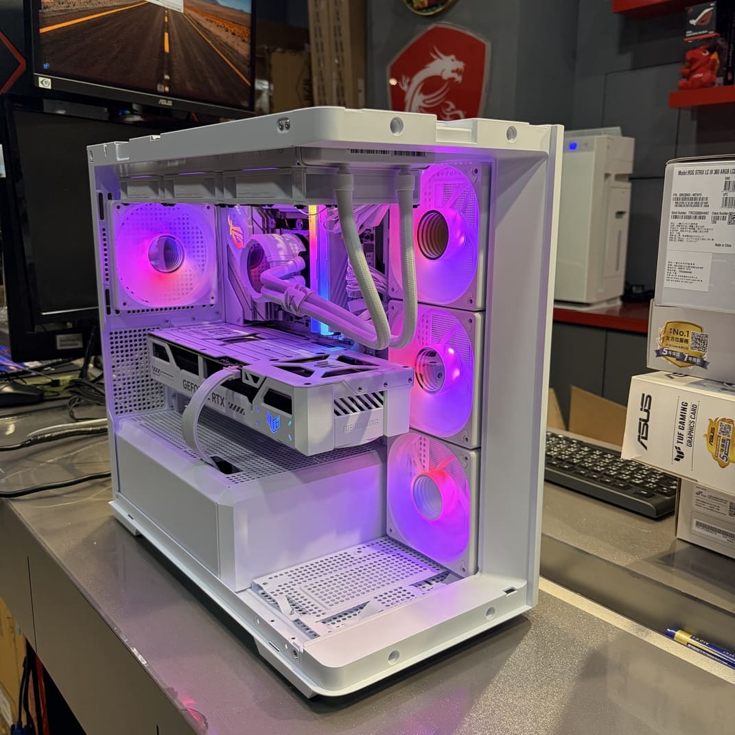 機殼內部斜視角，展示巨大的白色TUF RTX 5070 Ti顯卡