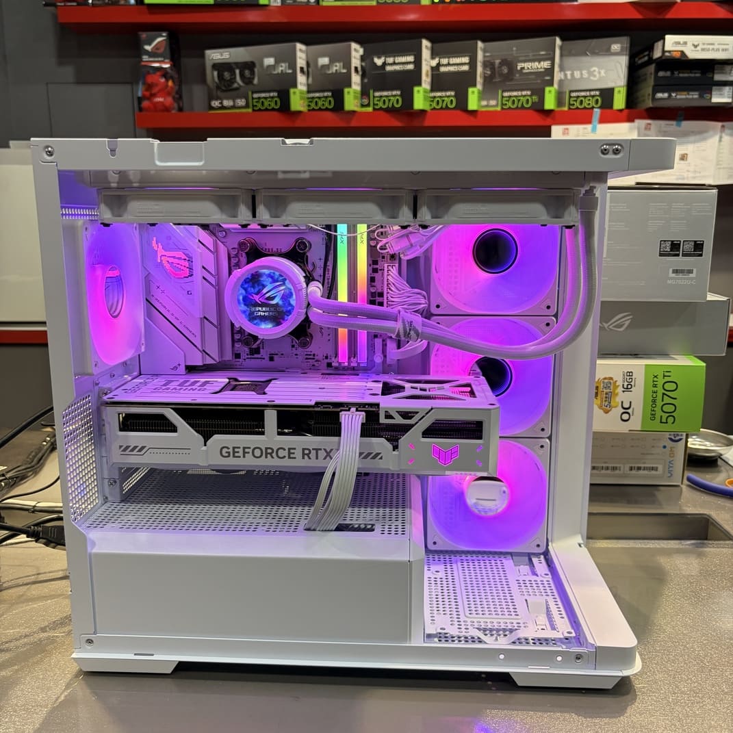 機殼內部上方視角，展示ROG LCD水冷頭與冷排