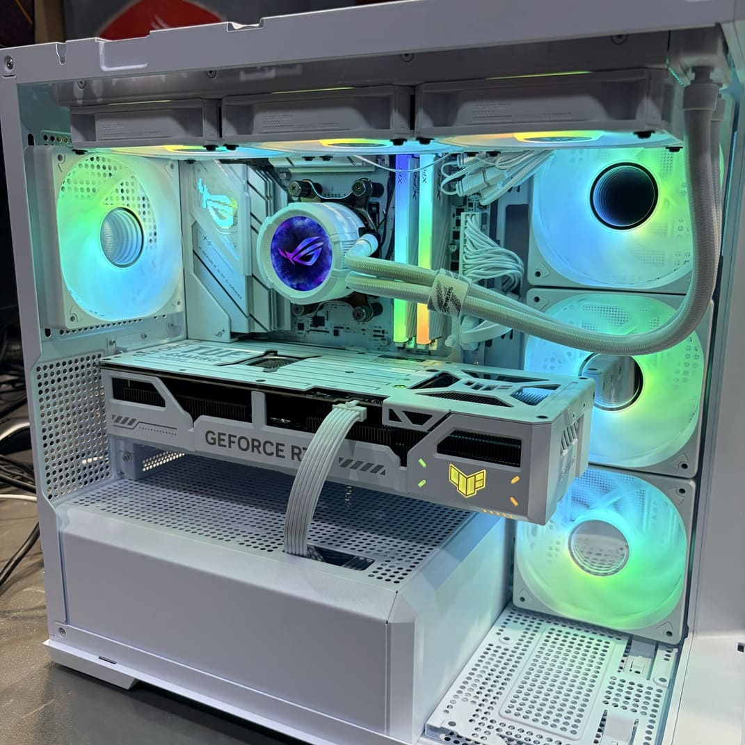 電腦主機開機後，整體RGB燈光效果展示