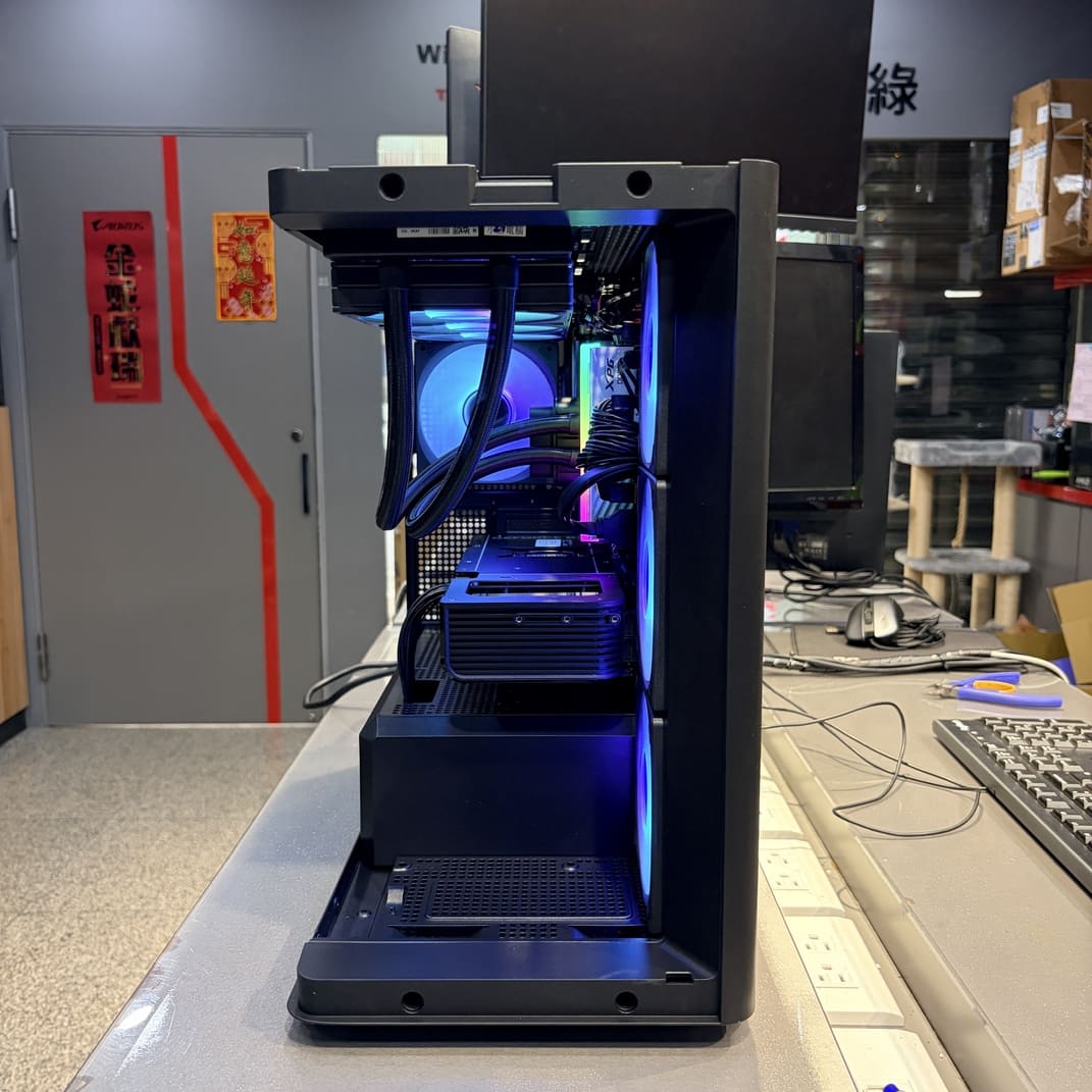 喬思伯 TK-3 黑色曲面全景機殼正面照，展示一體成形玻璃