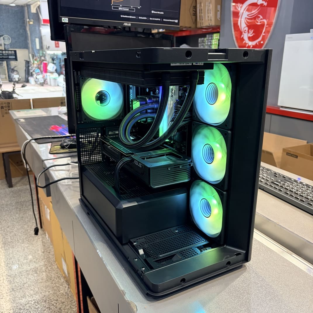 機殼內部斜視角，展示水冷與RTX 5080顯卡