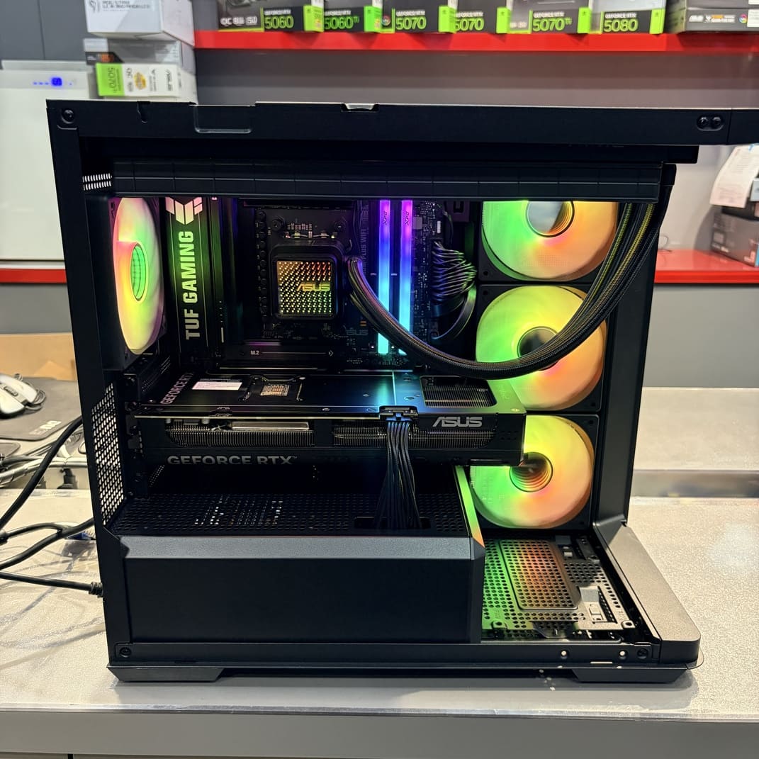 機殼內部特寫，聚焦於無限鏡水冷頭