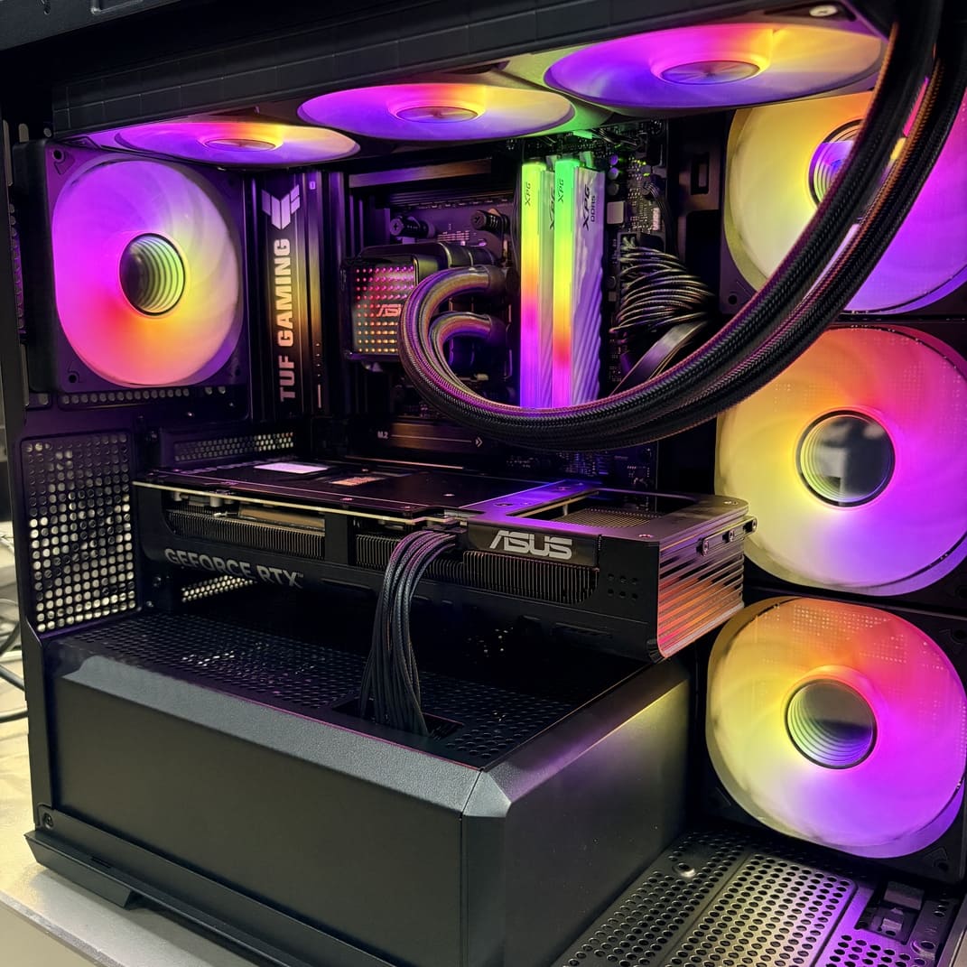 機殼側面視角，展示雙艙設計與背部空間