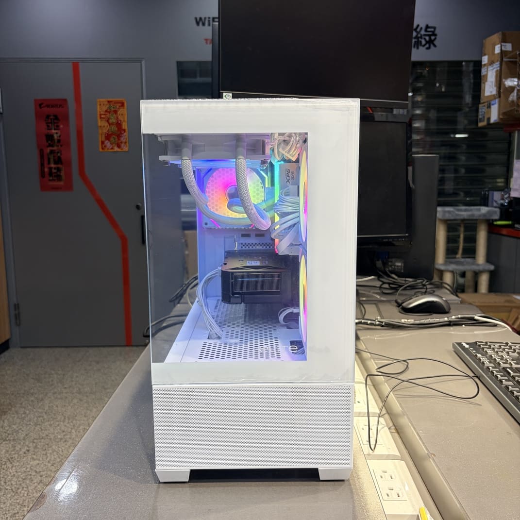 酷碼 Elite 490 白色全景機殼側面照，展示全白內部組件