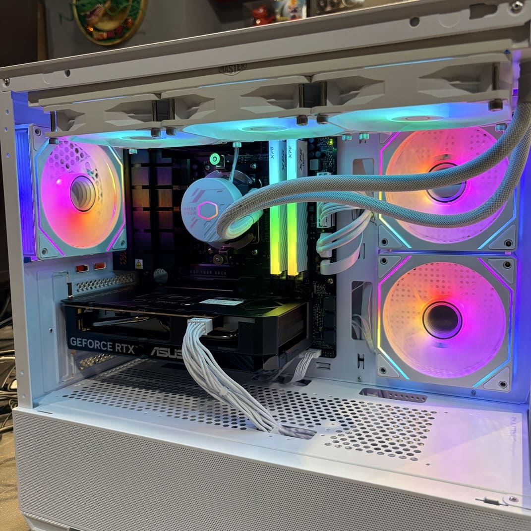 機殼內部 RGB 風扇與硬體燈光特寫