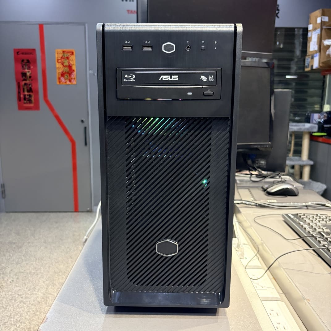 酷碼 Elite 500 機殼正面照，展示華碩藍光燒錄機