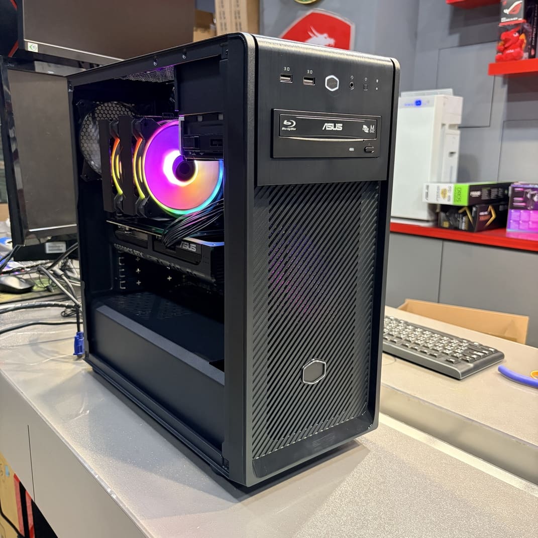 機殼側面全景照，展示內部組件