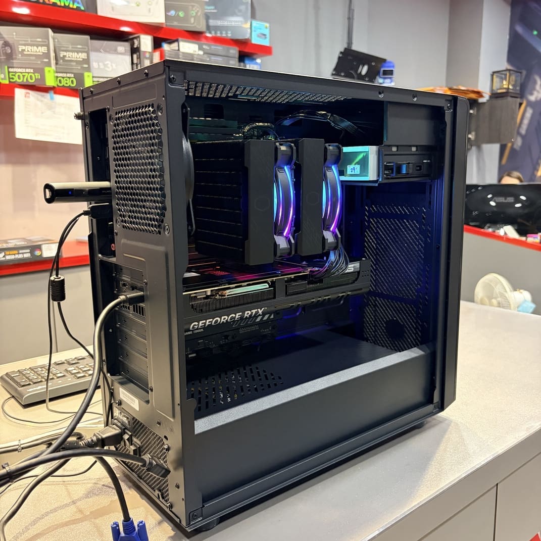 電腦主機後側視角，展示海韻電源與背部理線