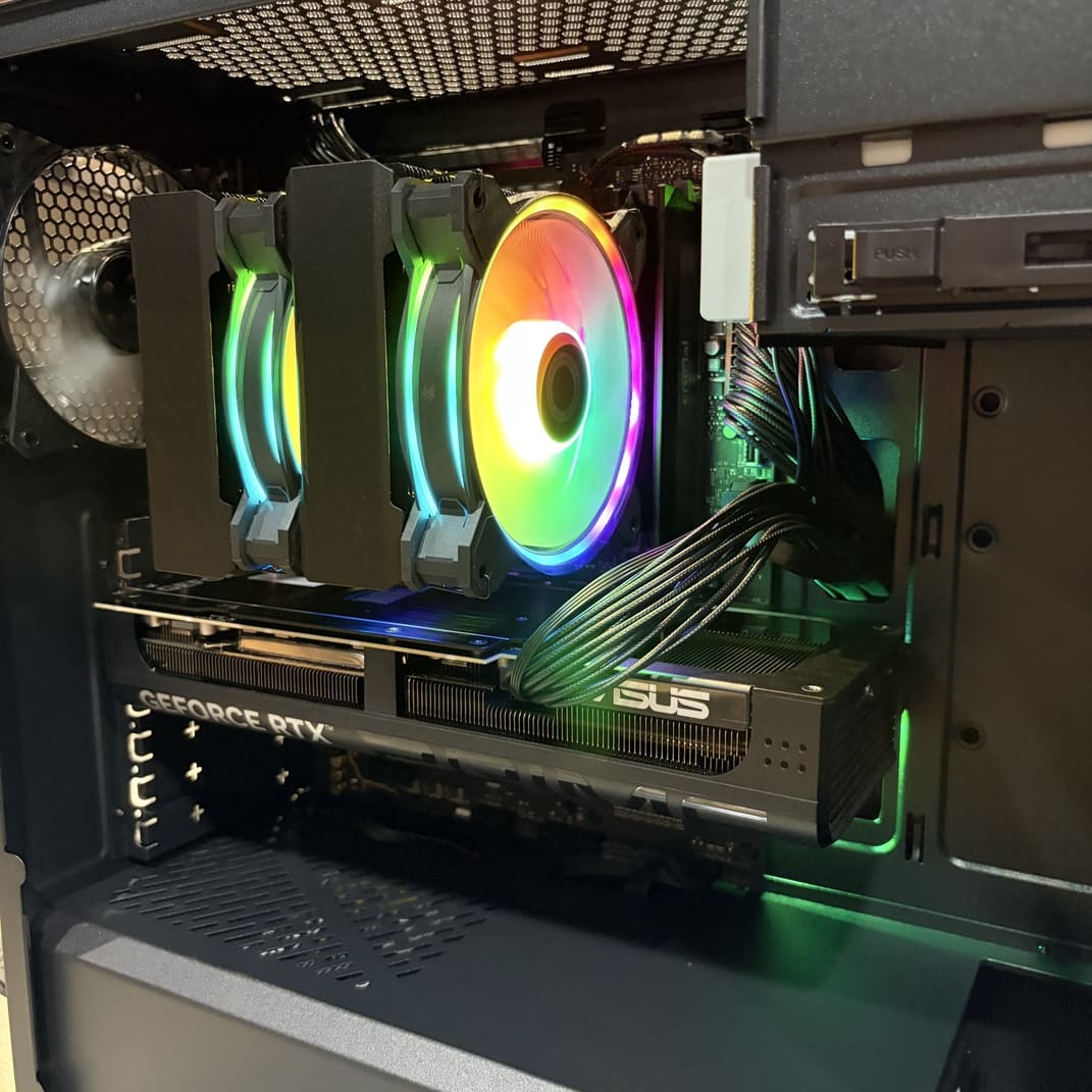 機殼內部 ARGB 風扇燈光特寫