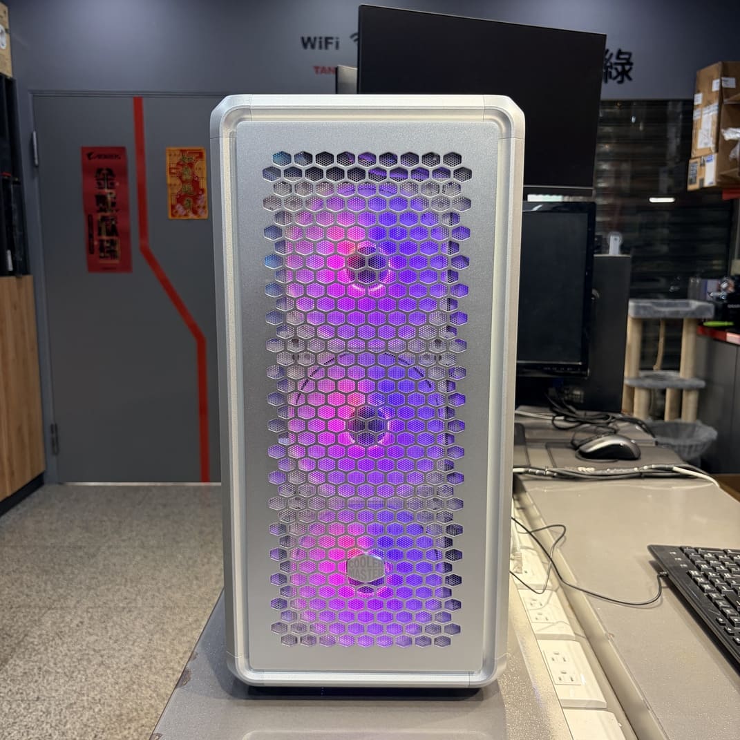 酷碼 MasterFrame 600 開放式機殼正面照，展示全景玻璃與內部組件