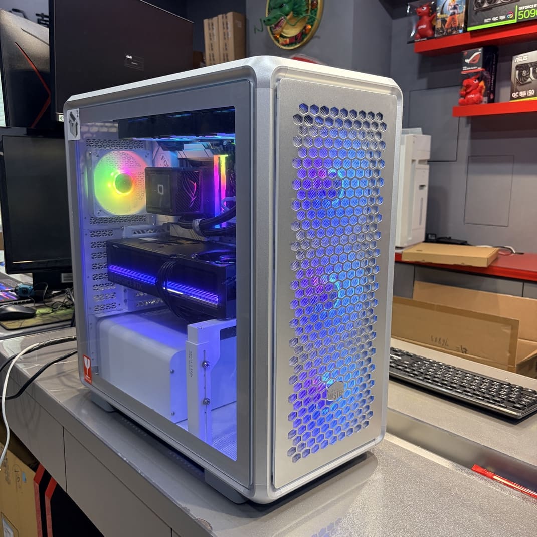 機殼內部斜視角，展示ROG RTX 5090顯卡與龍神水冷