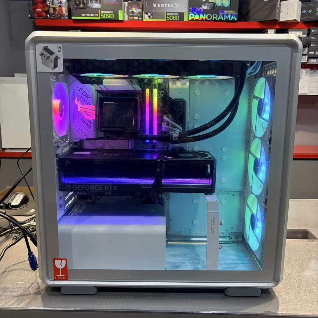 機殼兩側風扇特寫，展示ARGB燈效