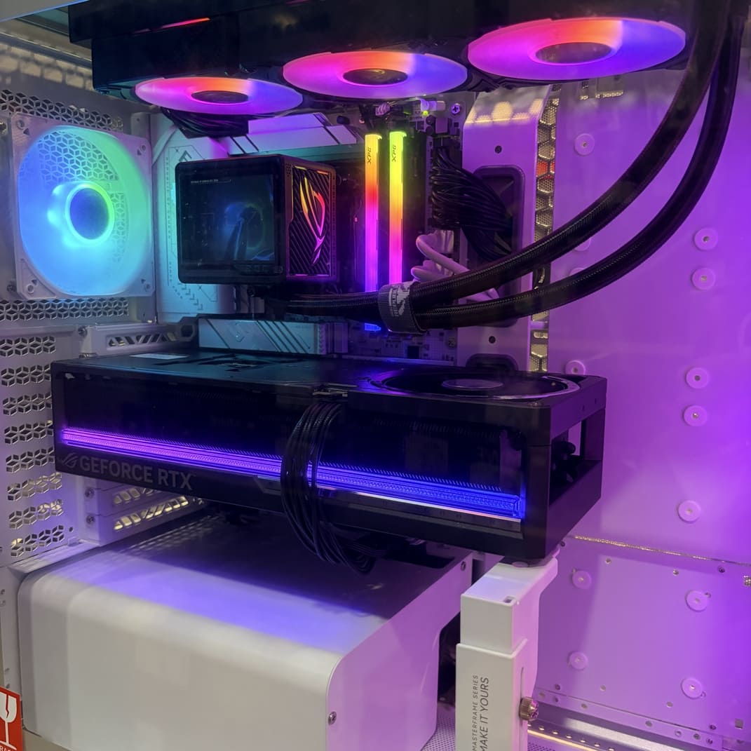 電腦主機開機後，整體RGB燈光效果展示