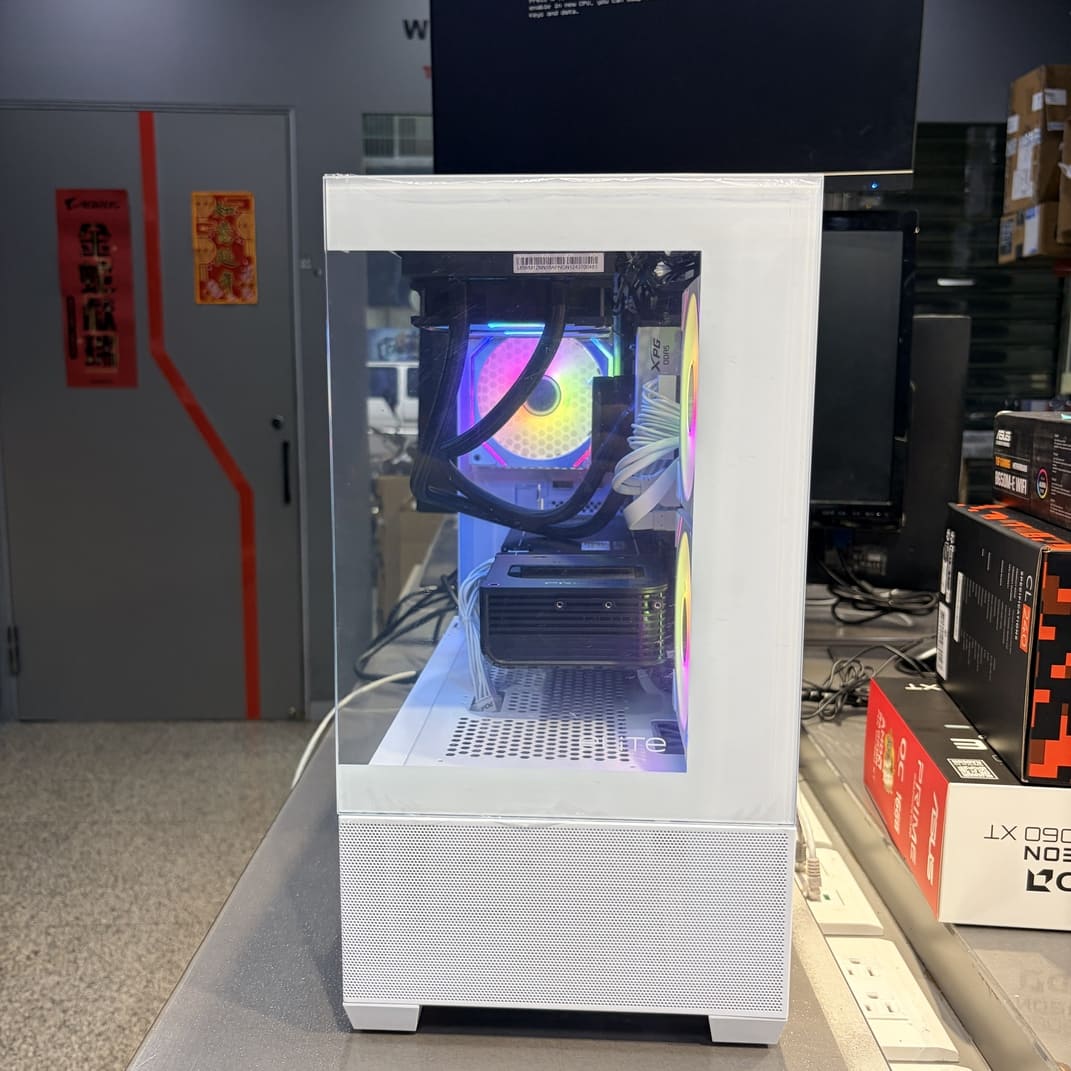 酷碼 Elite 490 白色全景機殼側面照，展示內部配置
