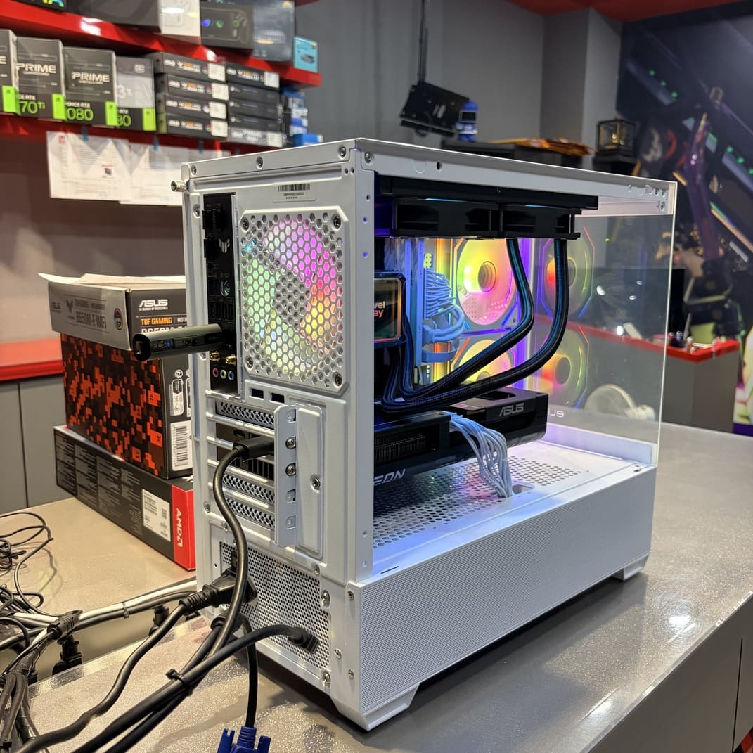 電腦主機後側視角，展示白色電源與標準理線