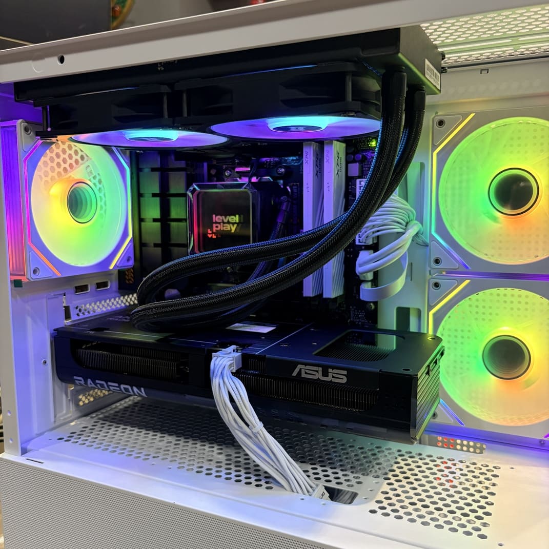 機殼內部 RGB 風扇與硬體燈光特寫